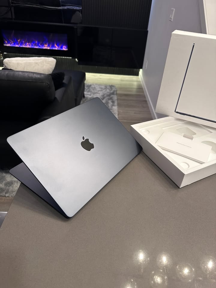 2024 Apple Macbook Air 15"/ M3 /100% Battery/3 Cycles/