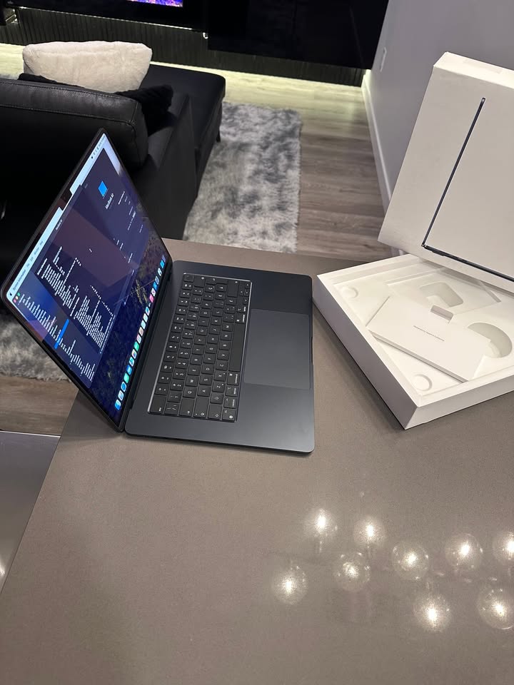 2024 Apple Macbook Air 15"/ M3 /100% Battery/3 Cycles/