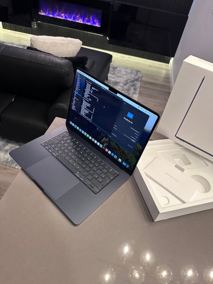 2024 Apple Macbook Air 15"/ M3 /100% Battery/3 Cycles/