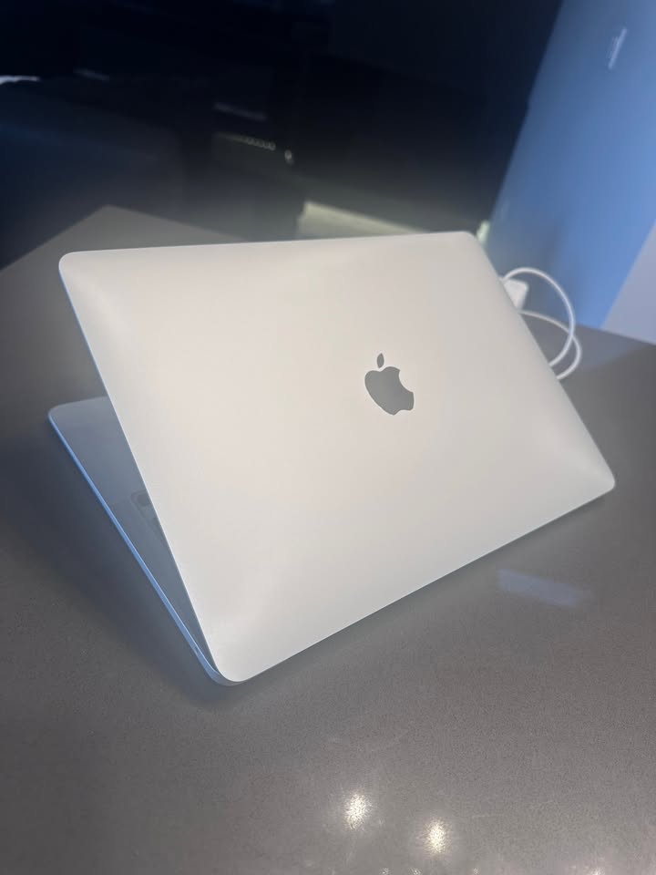 2020 Apple Macbook Air Silver- M1/ English  100% Batt macOS Sonoma