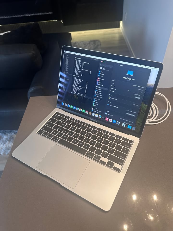 2020 Apple Macbook Air Silver- M1/ English  100% Batt macOS Sonoma
