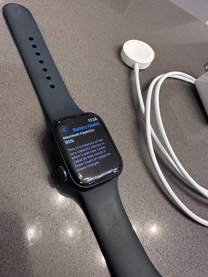 Apple Watch Series 8 GPS Aluminum 41mm + Charger