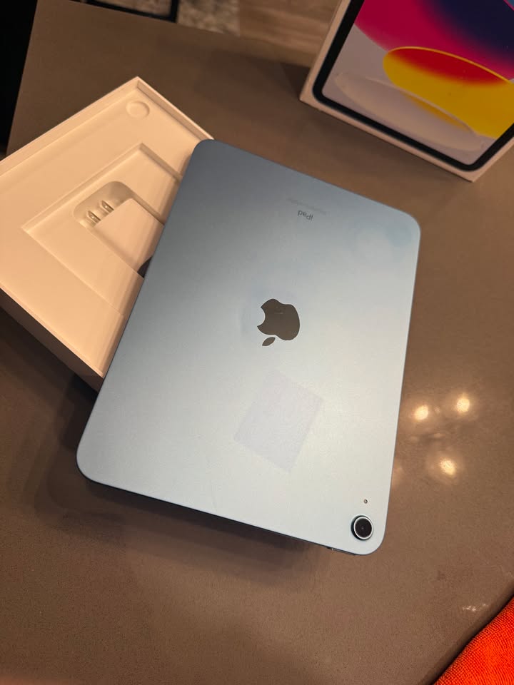 Apple iPad 10th Gen 10.9" – 64GB – Blue + Box