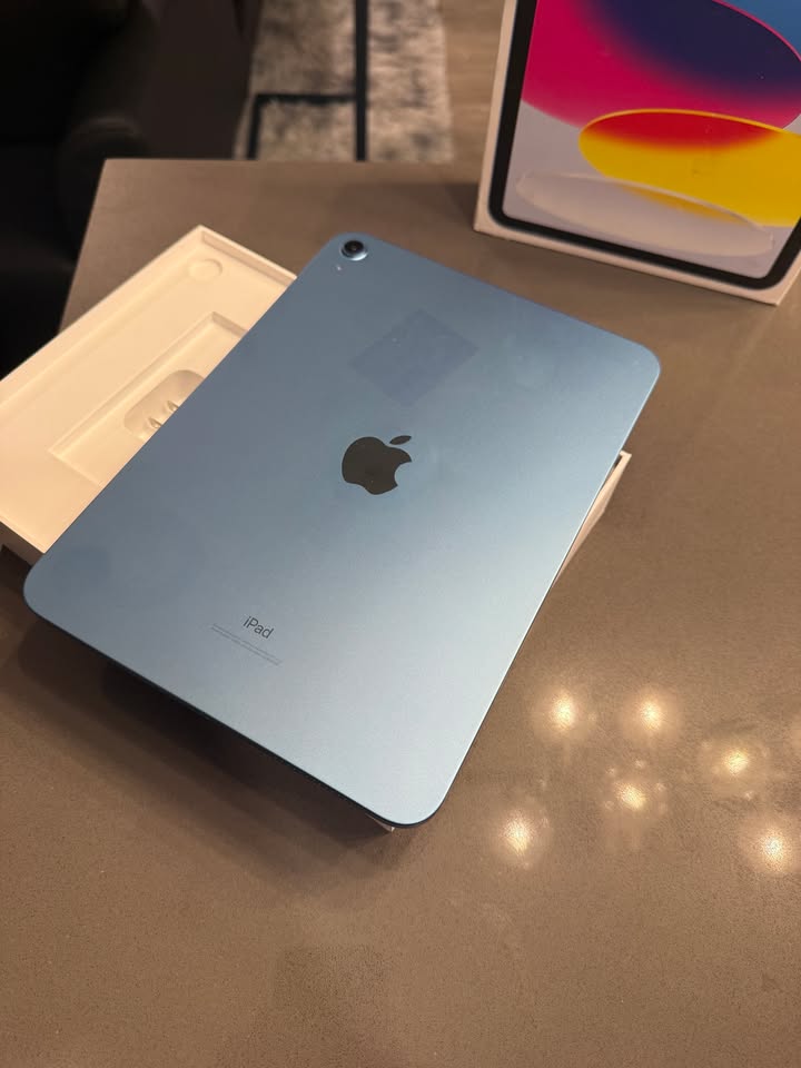 Apple iPad 10th Gen 10.9" – 64GB – Blue + Box