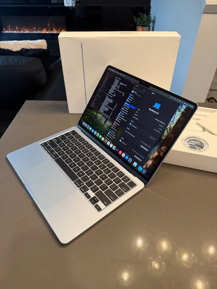 2025 Apple Macbook Air M4/ 16 GB RAM/ APPLE Warranty June 2027