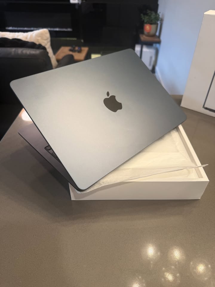 2022 Apple MacBook Air 13.6" | M2 | 8GB RAM | 256GB SSD