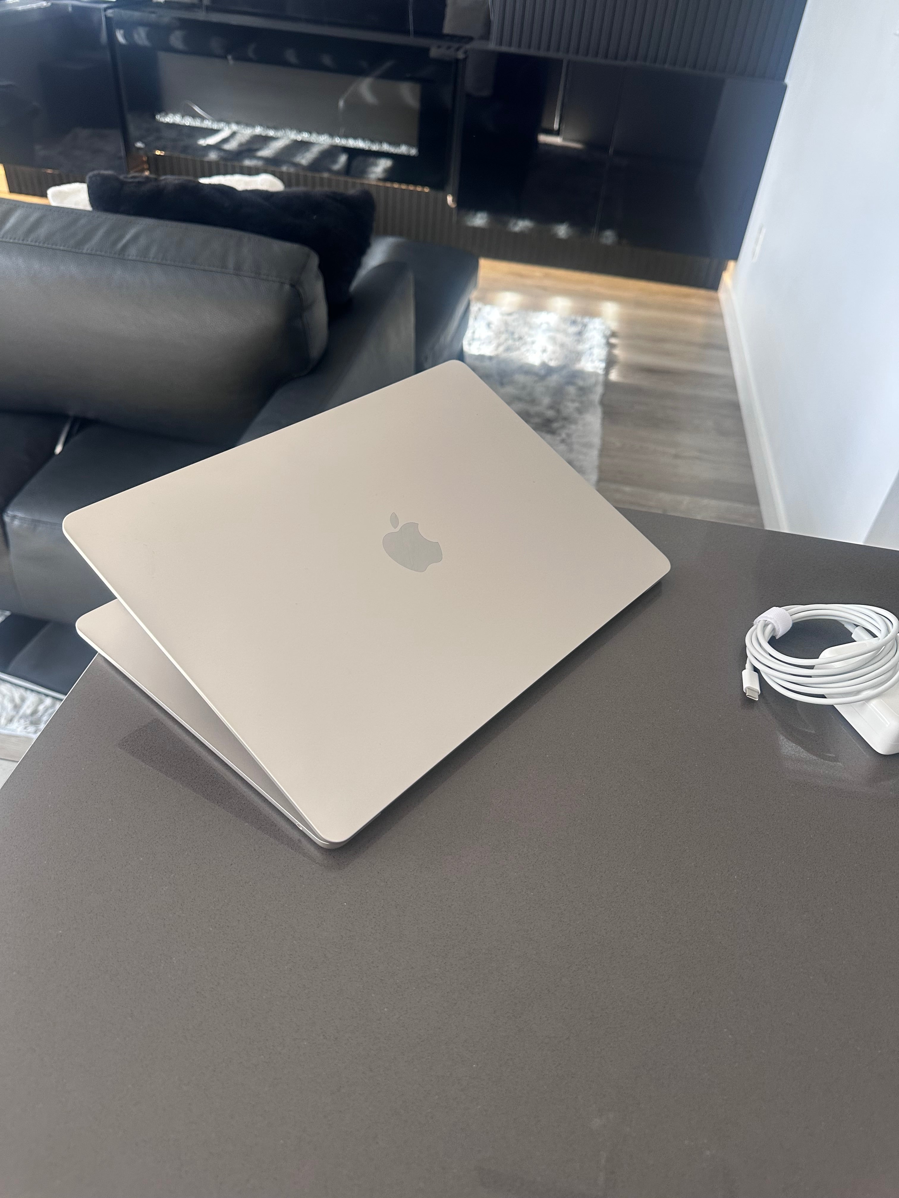 2023 Apple Macbook Air 15" Starlight/ M2 - 8 CORE/100% Battery 100%
