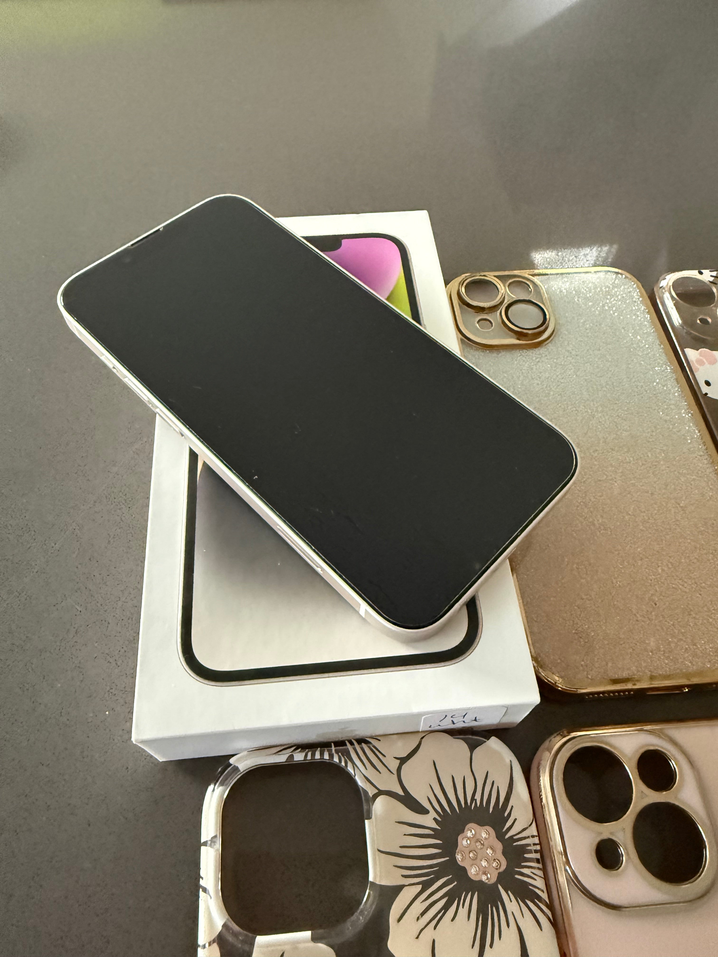 iPhone 14 White 128 GB Unlocked+ 9 Cases