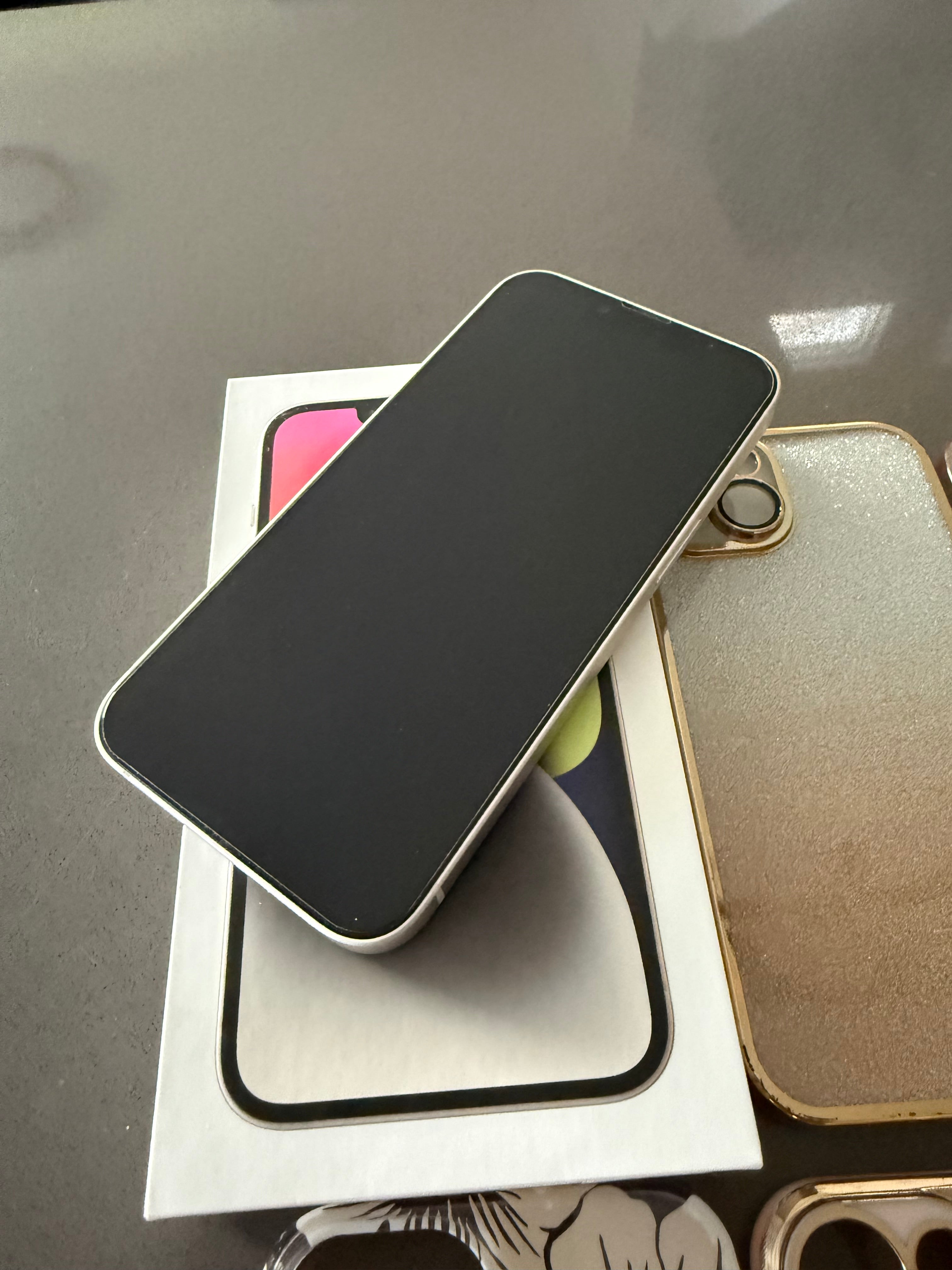 iPhone 14 White 128 GB Unlocked+ 9 Cases