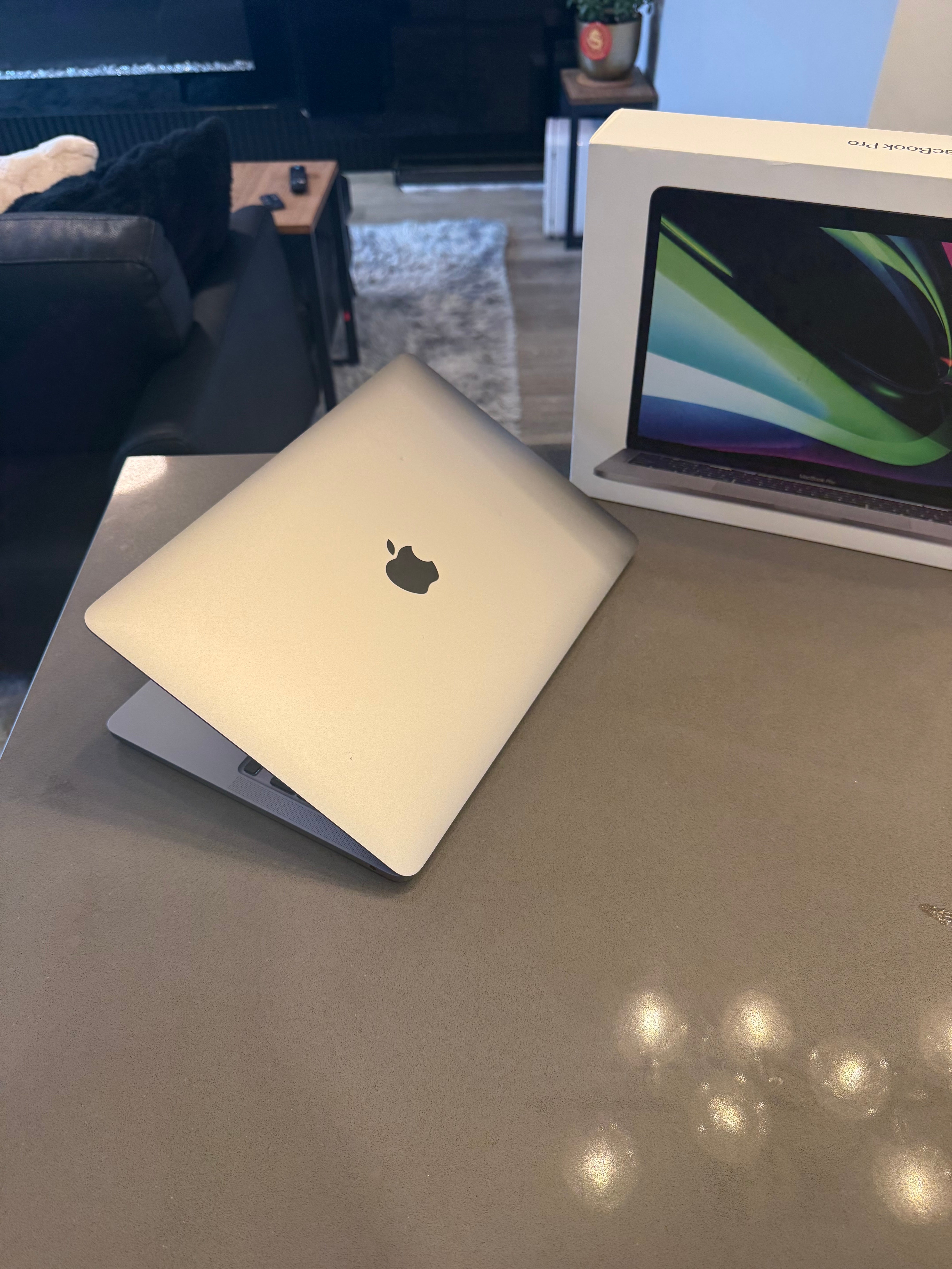 2020 Apple Macbook Pro- M1/ Touchbar / Only 1 Cycle/100%