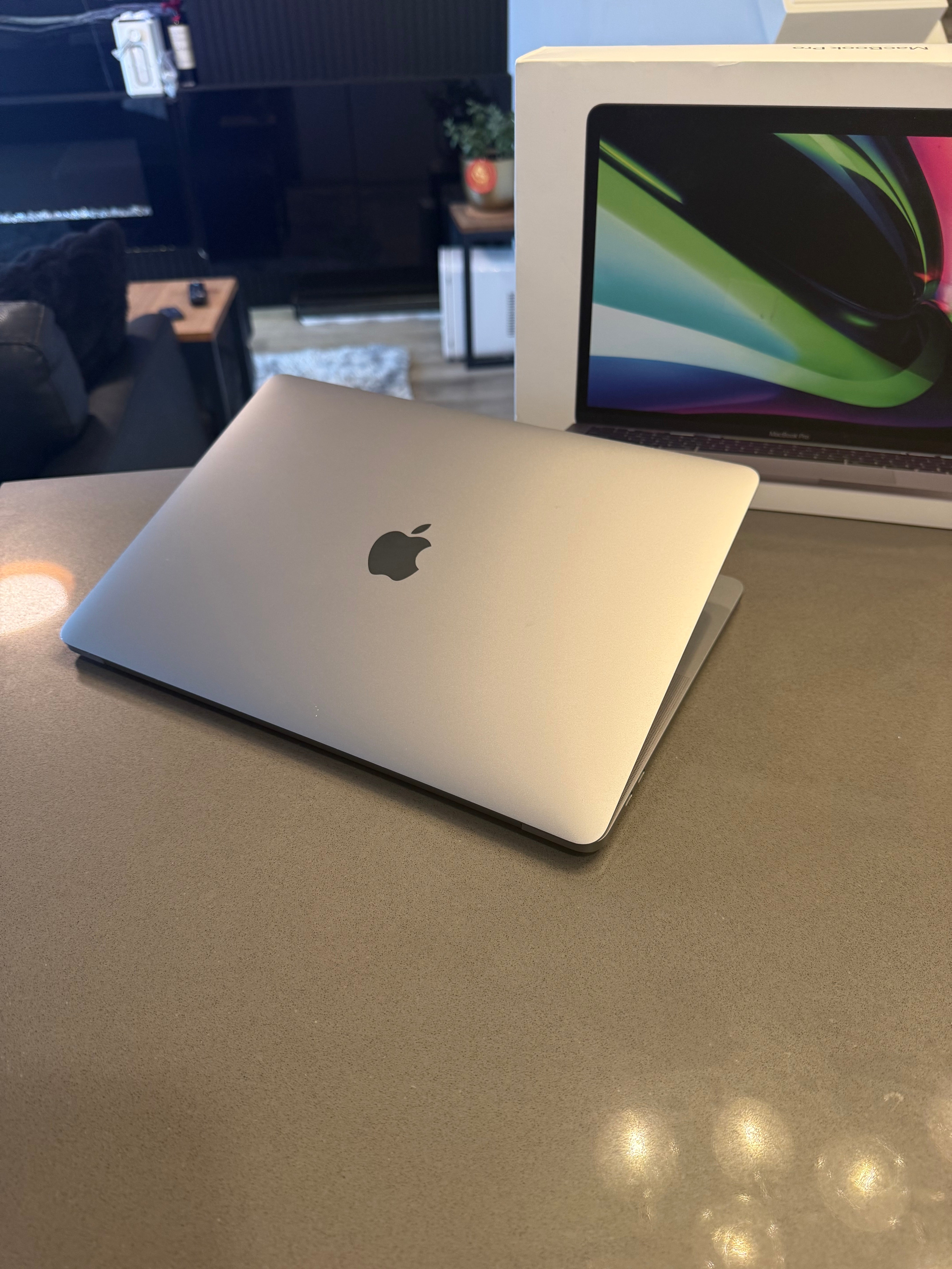 2020 Apple Macbook Pro- M1/ Touchbar / Only 1 Cycle/100%