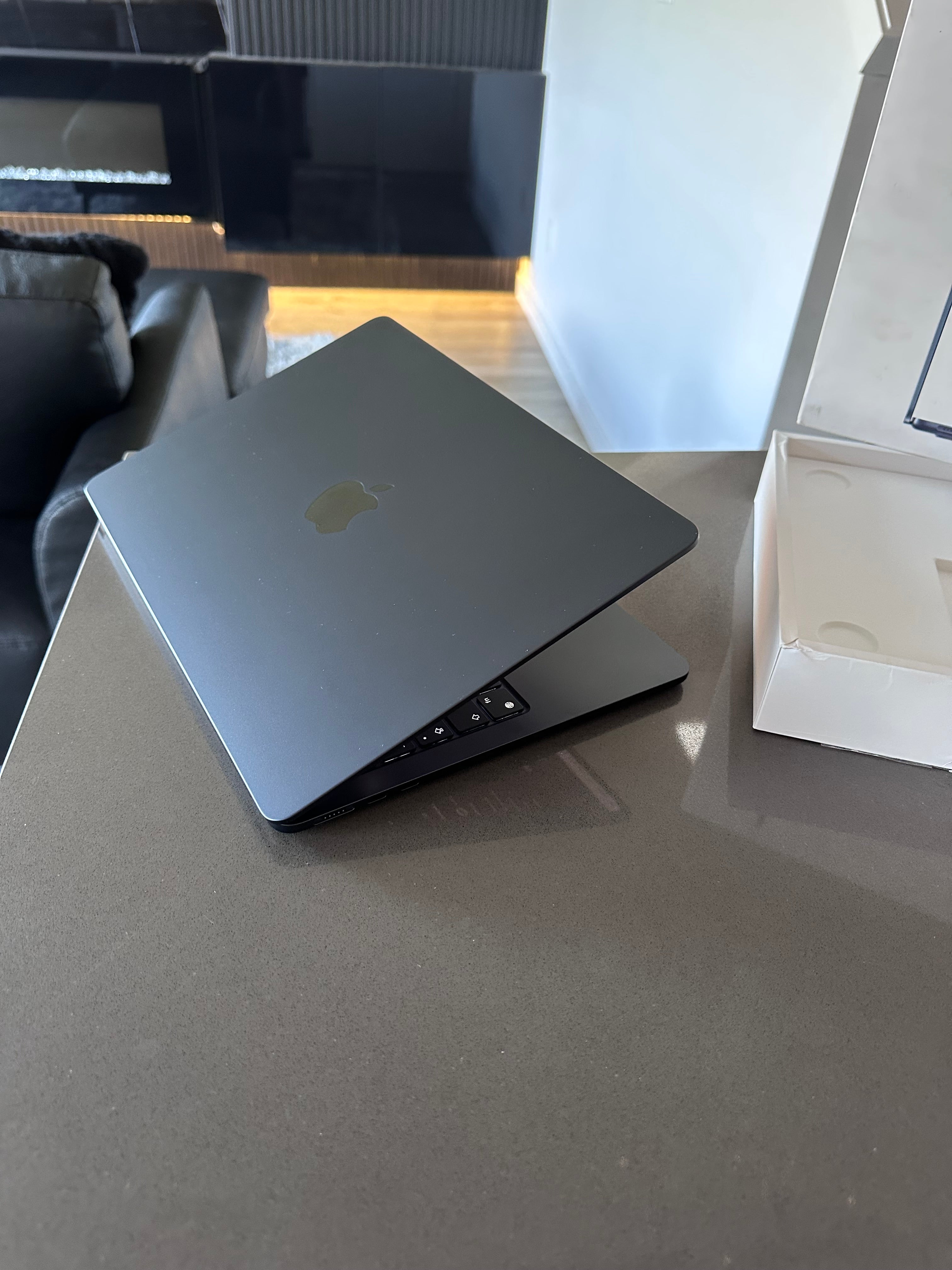 2024 Apple Macbook Air 13.6"/ M3/ 16GB RAM/100% Battery/1 Cycle!/WARRANTY July 30, 2026