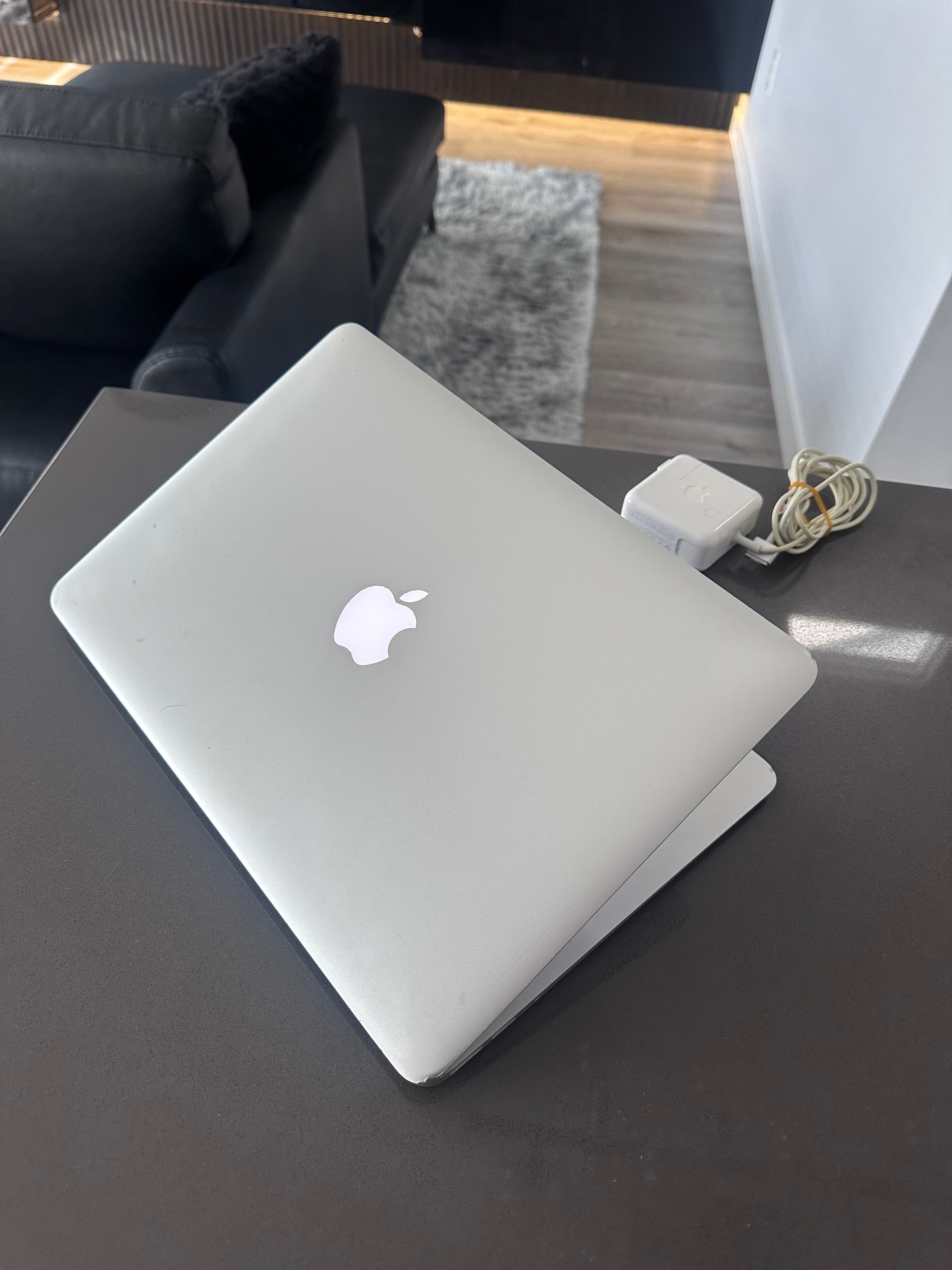 2015 Apple Macbook Air Core i5 */8GB RAM/256GB&nbsp;