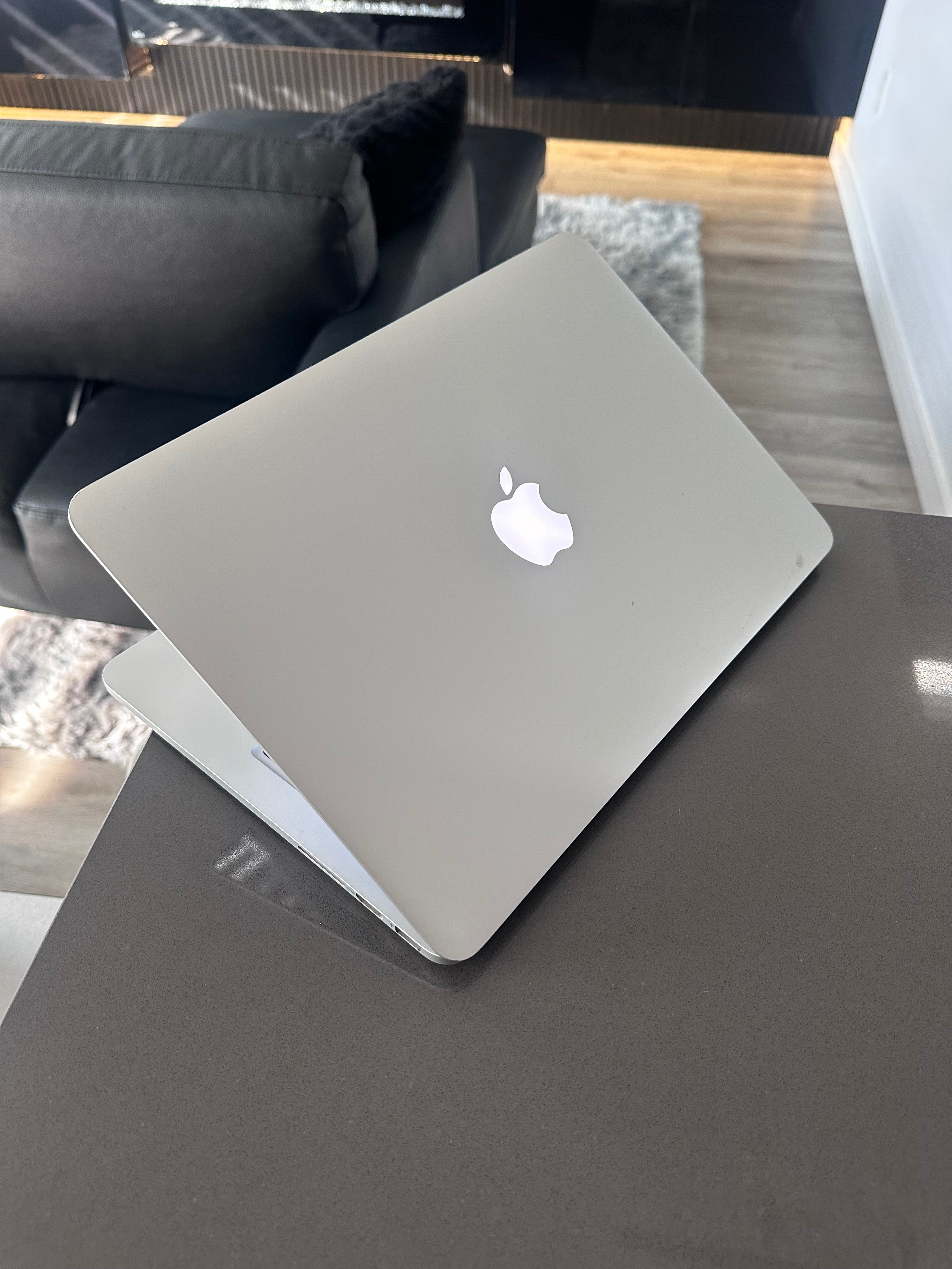 2015 Apple Macbook Pro Retina/Core i5 2.9Ghz /8 GB/ 256 GB