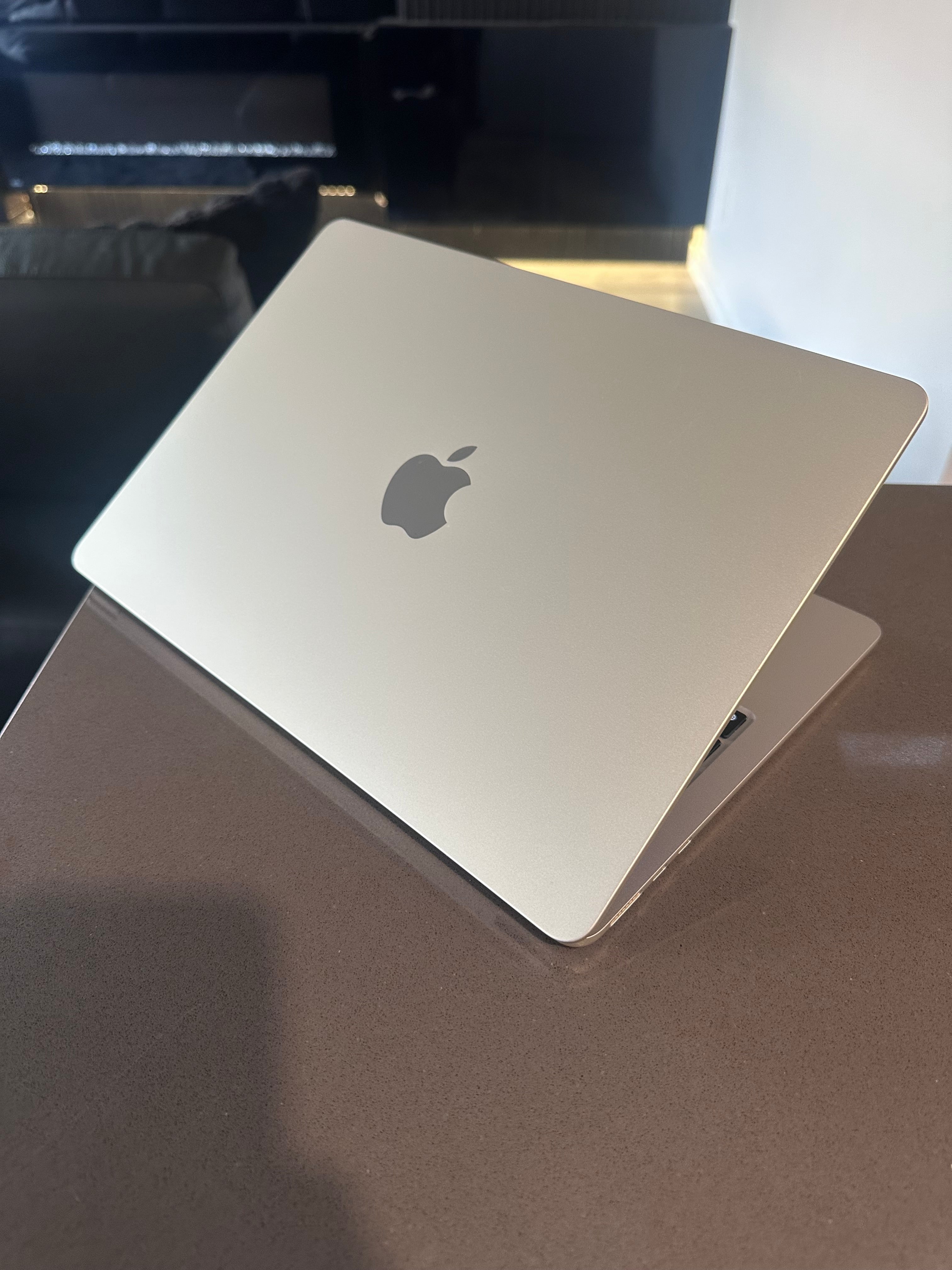 Apple Macbook Air 13.6" Starlight/ M2 - 8 CORE/macOS Sequoia