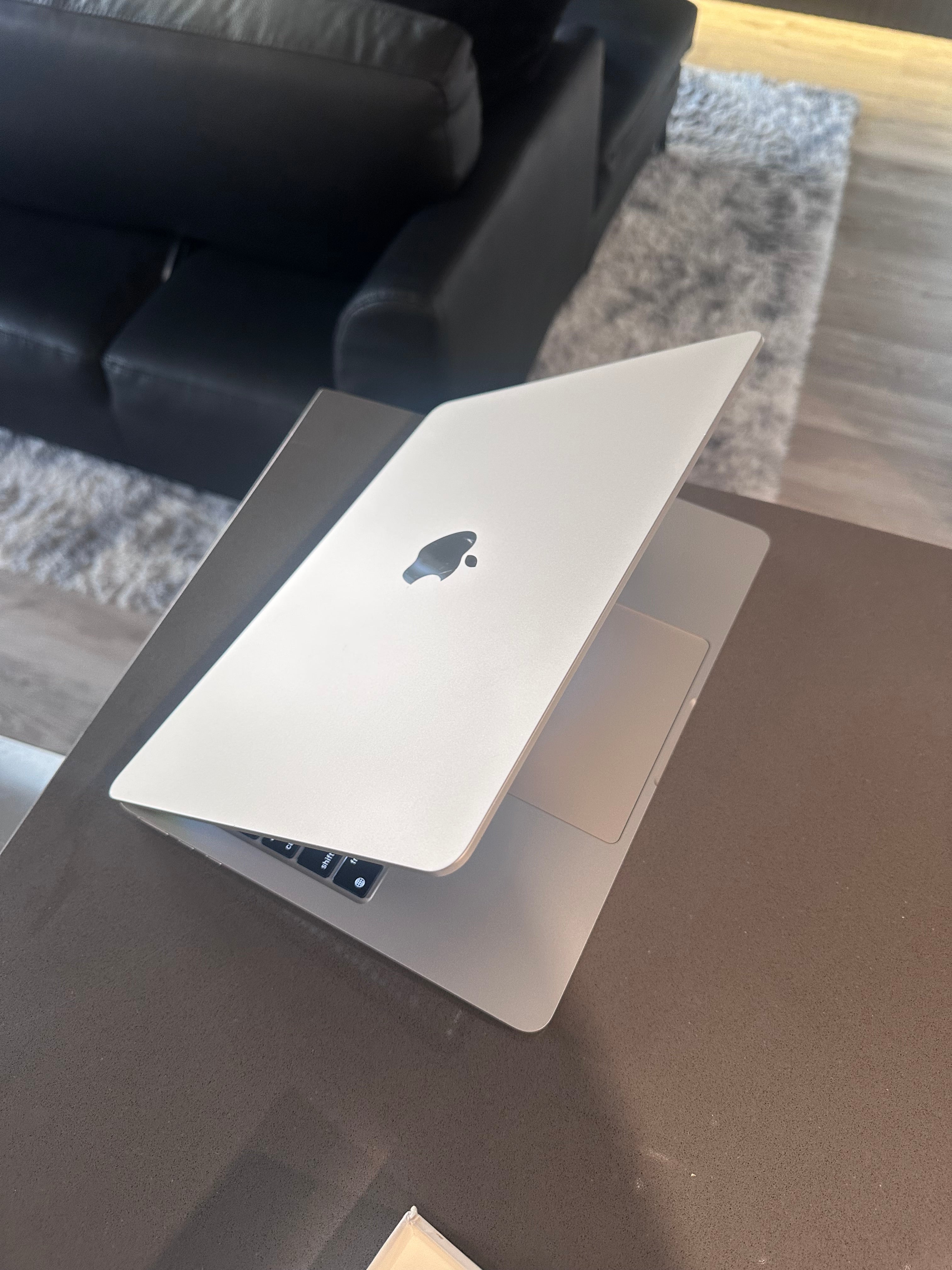 Apple Macbook Air 13.6" Starlight/ M2 - 8 CORE/macOS Sequoia