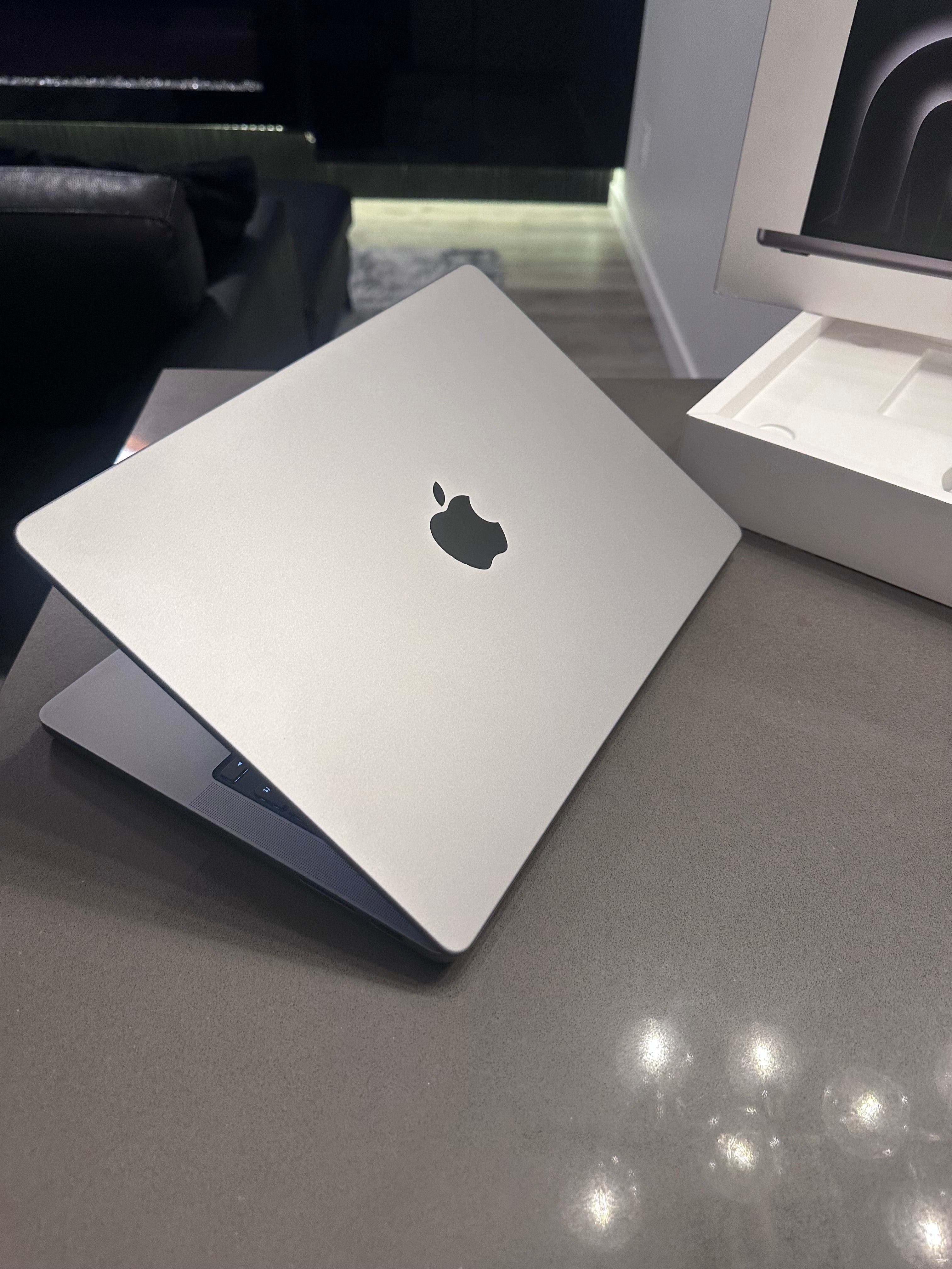Late 2023 Apple Macbook Pro 14"/ M3 -10-Core - 8 GB - 512 GB