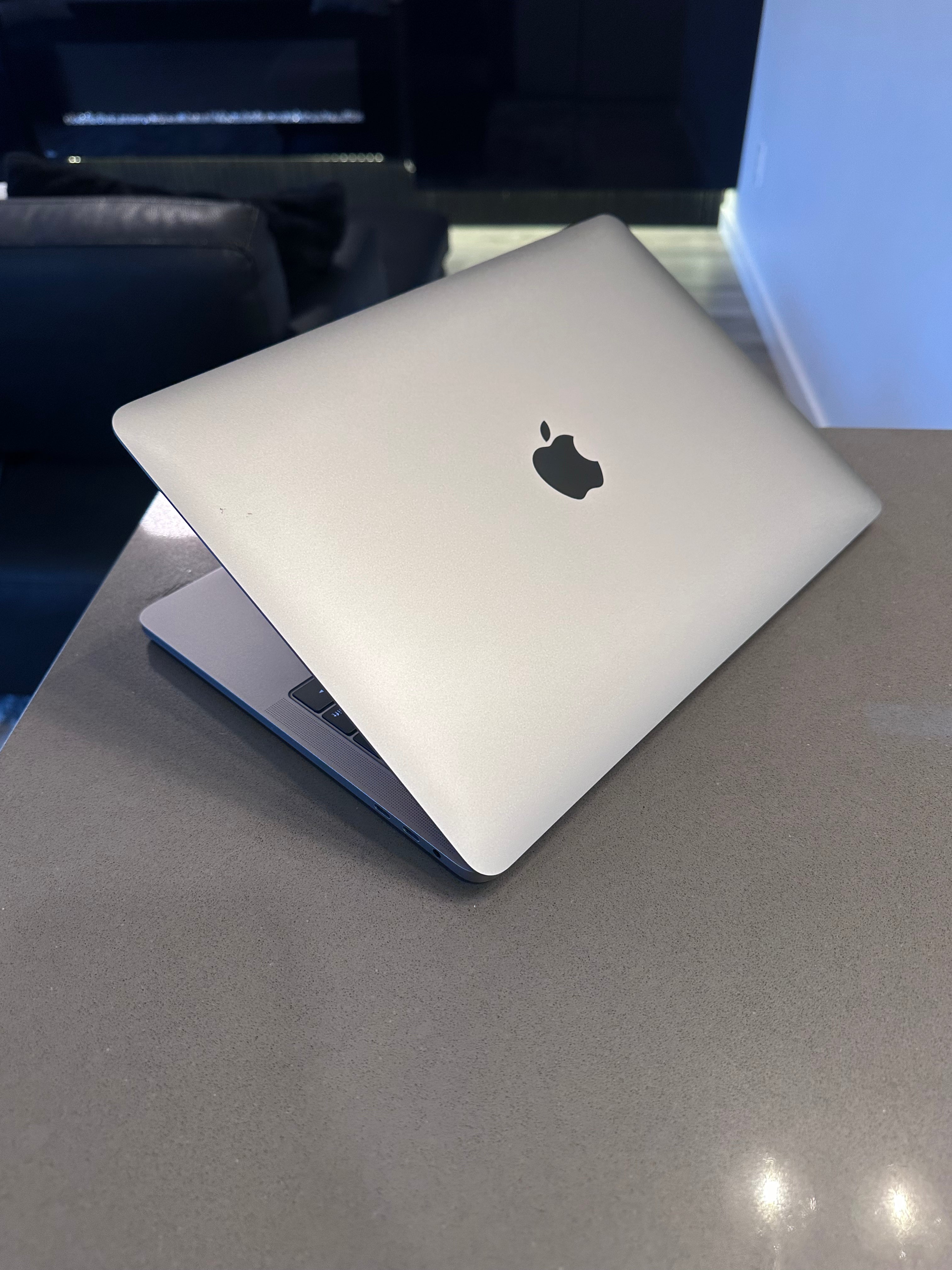2019 Apple Macbook Pro 13.3"/ Touchbar - Intel QUAD Core -Space Grey