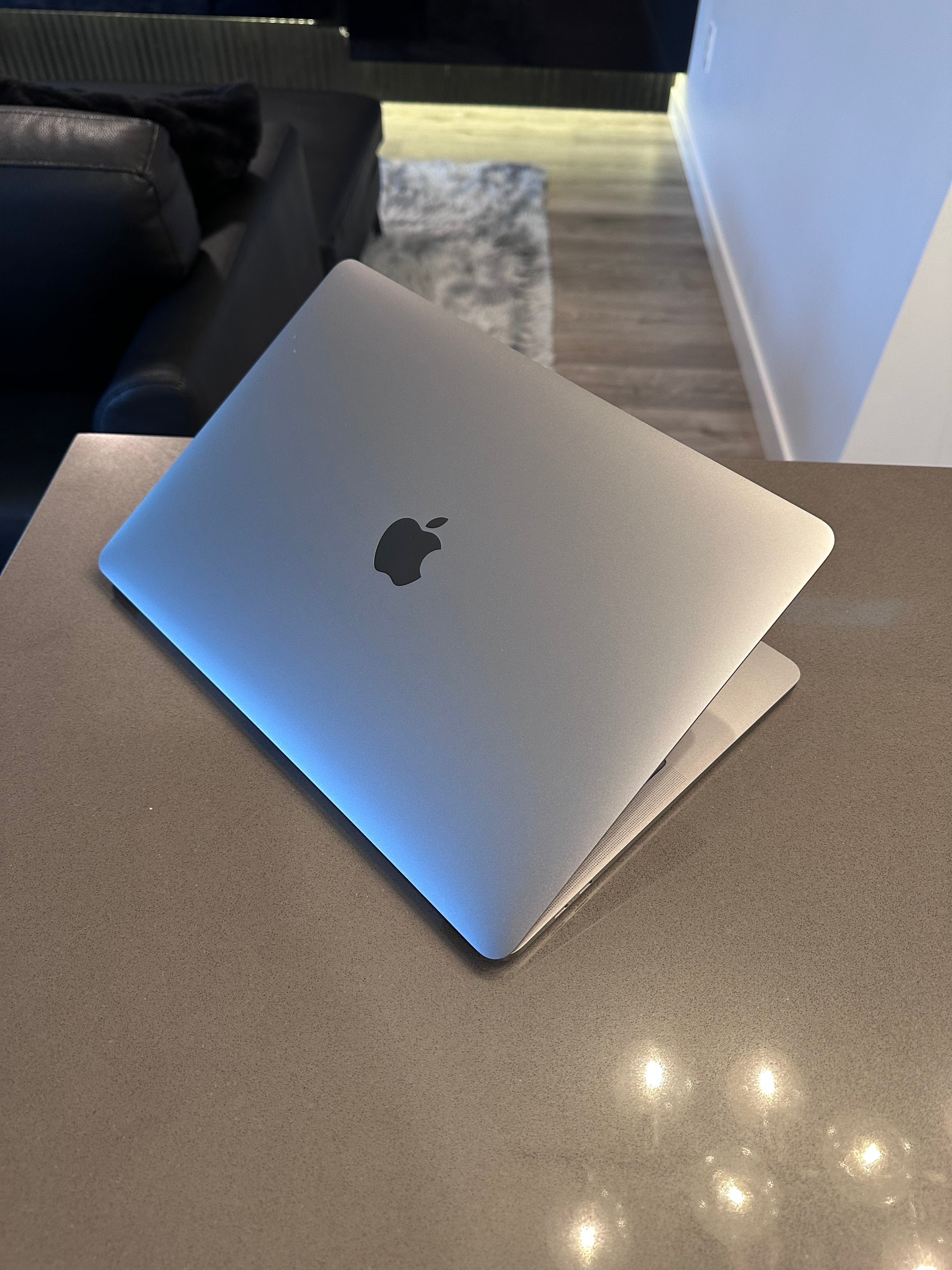 2019 Apple Macbook Pro 13.3"/ Touchbar - Intel QUAD Core -Space Grey