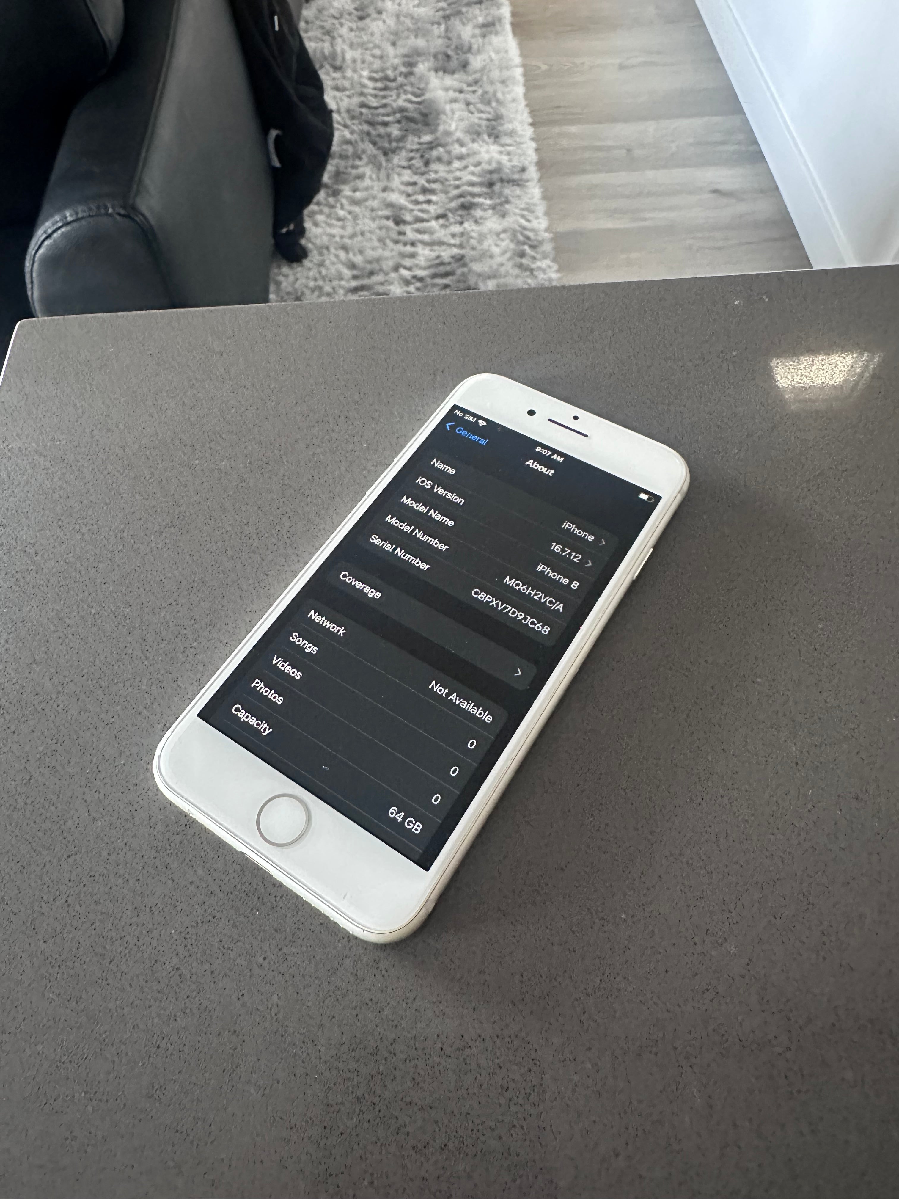 Unlocked Apple iPhone 8 Smartphone - Silver- 10/10 Condition/64GB