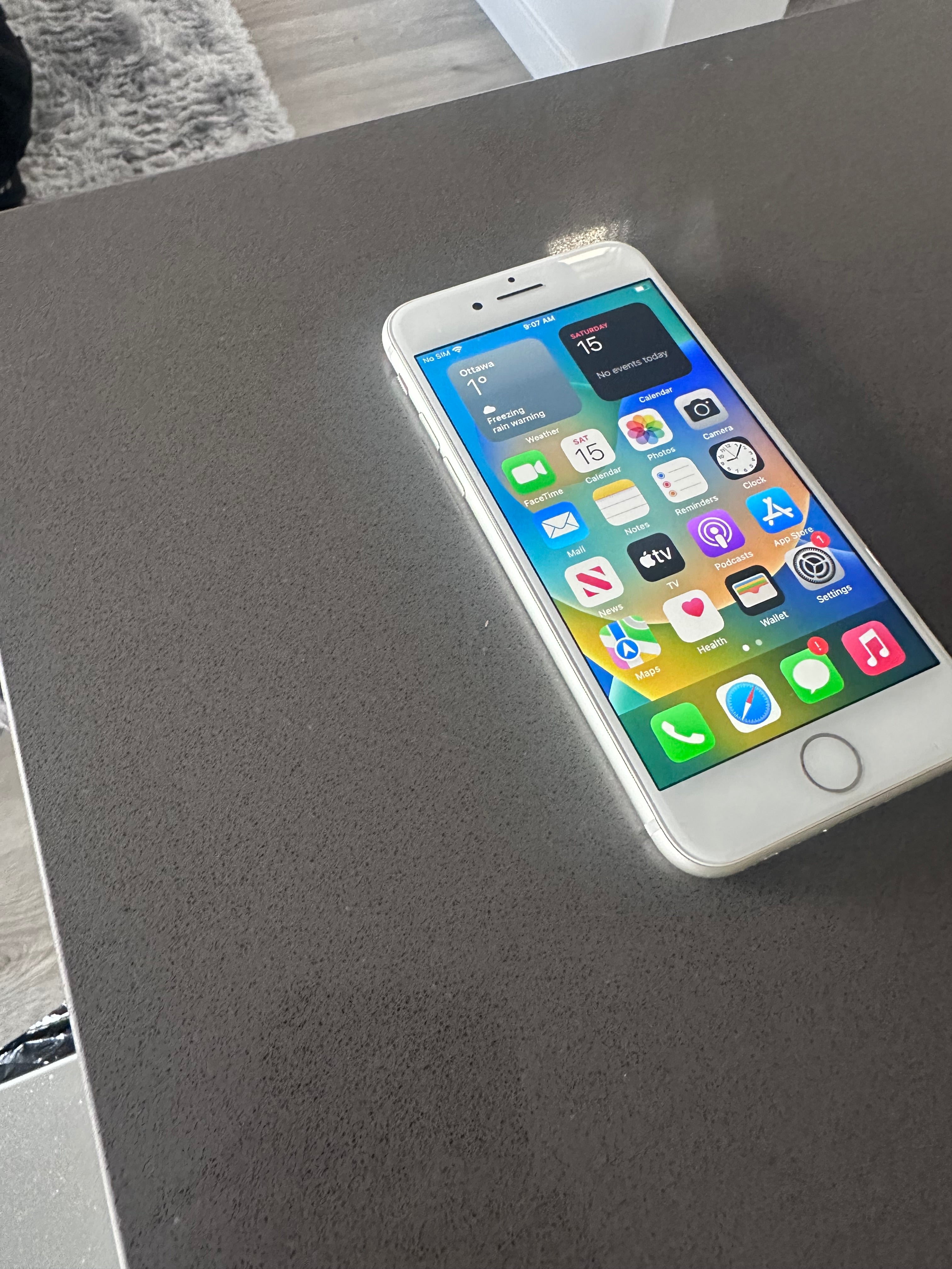 Unlocked Apple iPhone 8 Smartphone - Silver- 10/10 Condition/64GB