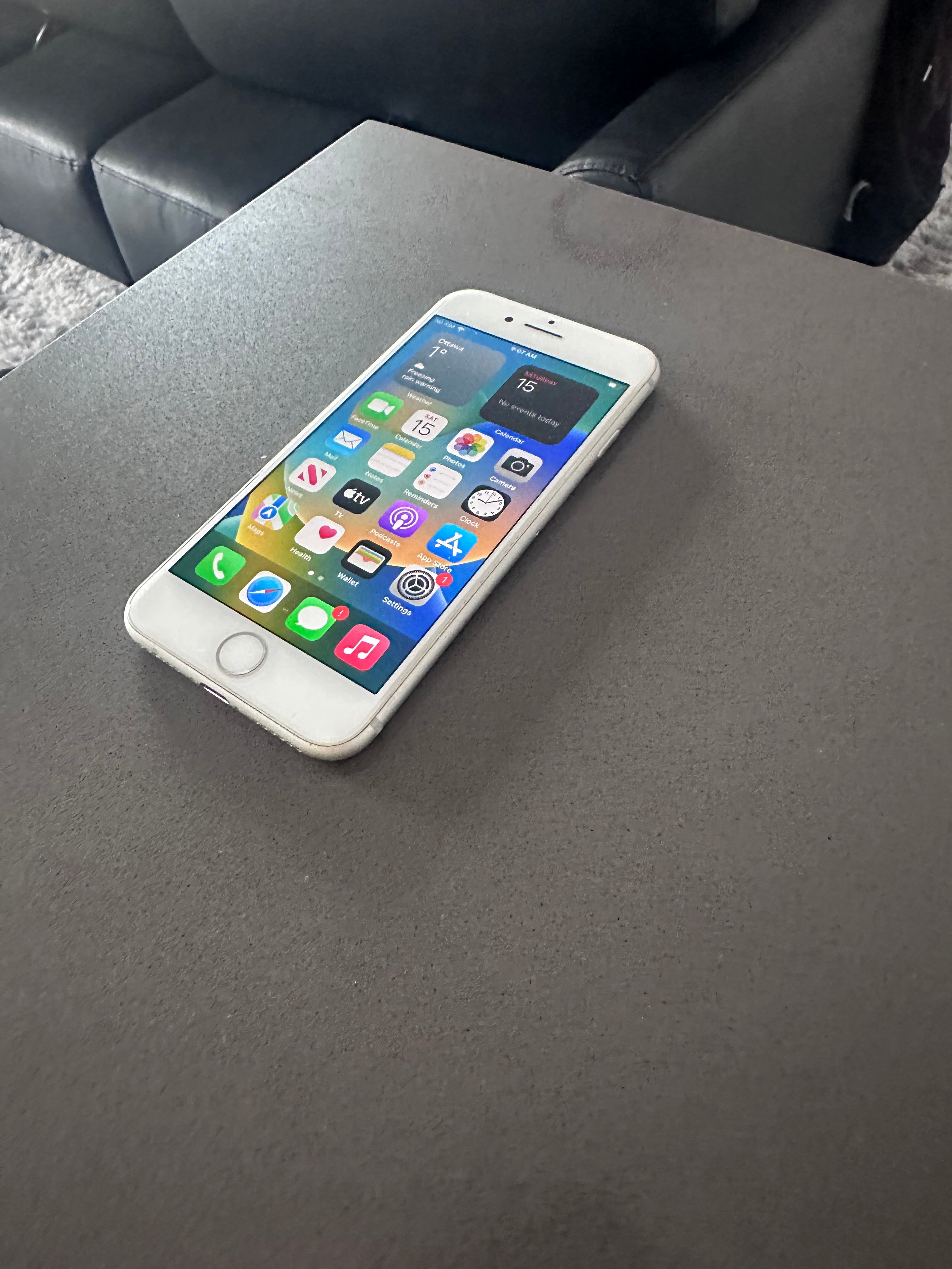 Unlocked Apple iPhone 8 Smartphone - Silver- 10/10 Condition/64GB