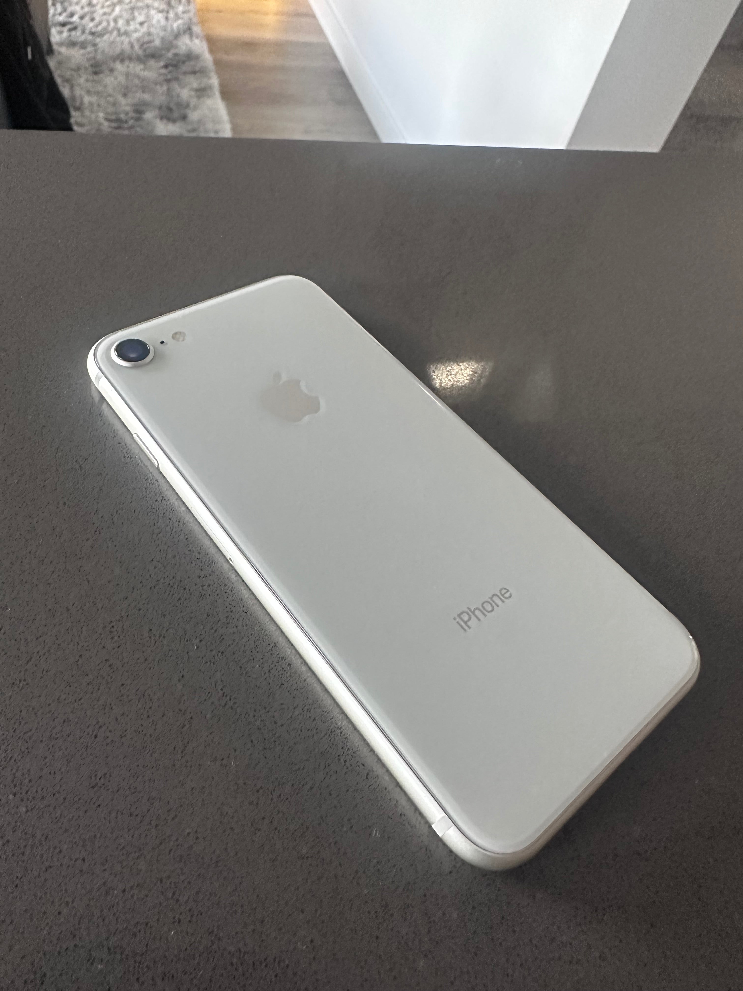 Unlocked Apple iPhone 8 Smartphone - Silver- 10/10 Condition/64GB