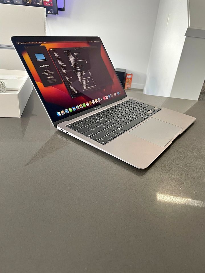 2020 Apple Macbook Air - M1- Box - 12 Cycles!