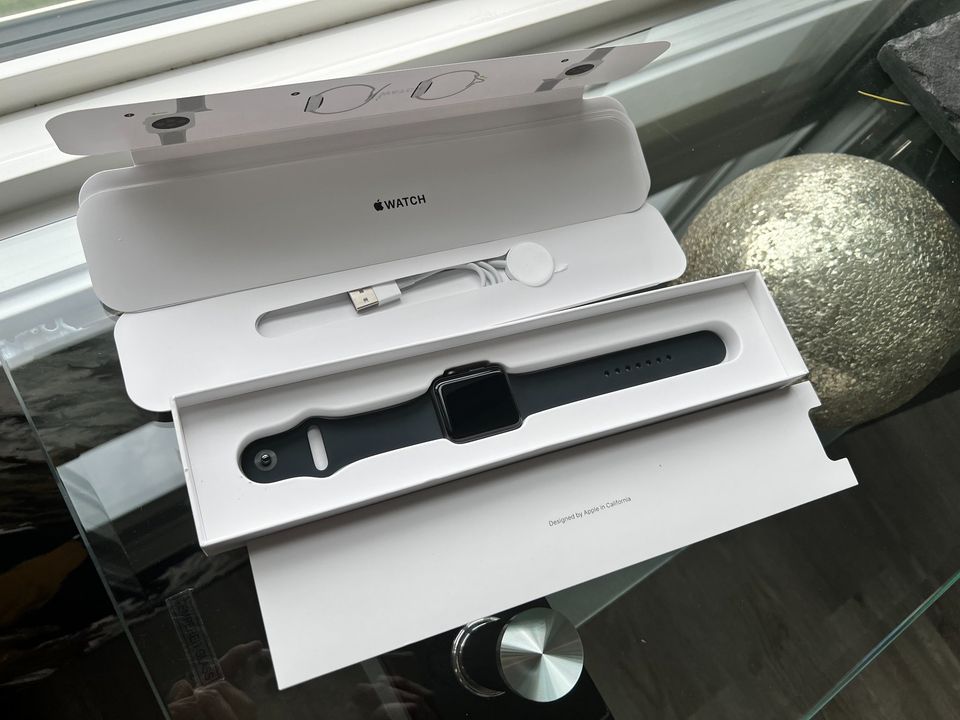 Apple Watch Series 3 (GPS) 3rd Gen - 42mm Space Grey Aluminum Case + WARRANTY - thelaptopshop.ca