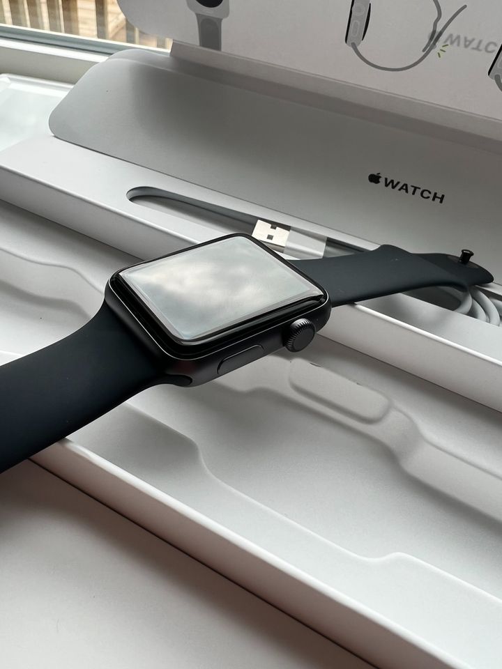 Apple Watch Series 3 (GPS) 3rd Gen - 42mm Space Grey Aluminum Case + W