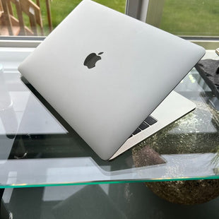 Apple Macbook Pro 2017- macOS Monterey- 13.3"- Core i5 - IRIS 640- 8GB Ram