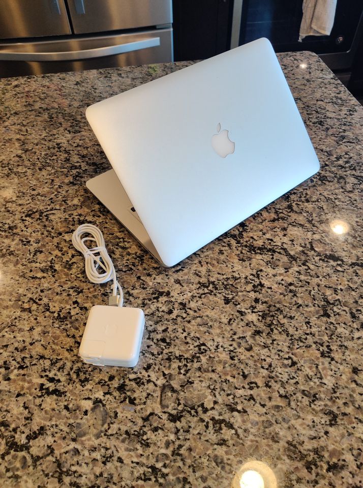 Apple Macbook Air 13.3" - 2015 - Intel Core i5 - SSD- Microsoft Office - thelaptopshop.ca