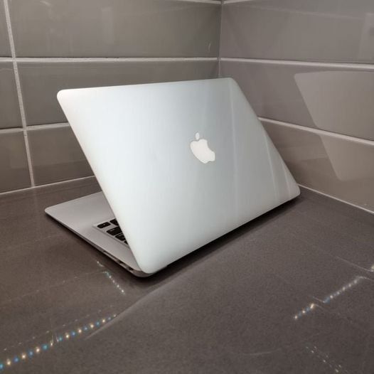 2015 Apple Macbook Air - 13.3"- Core i5 - 8GB RAM -Upgradable Free Monterey - thelaptopshop.ca