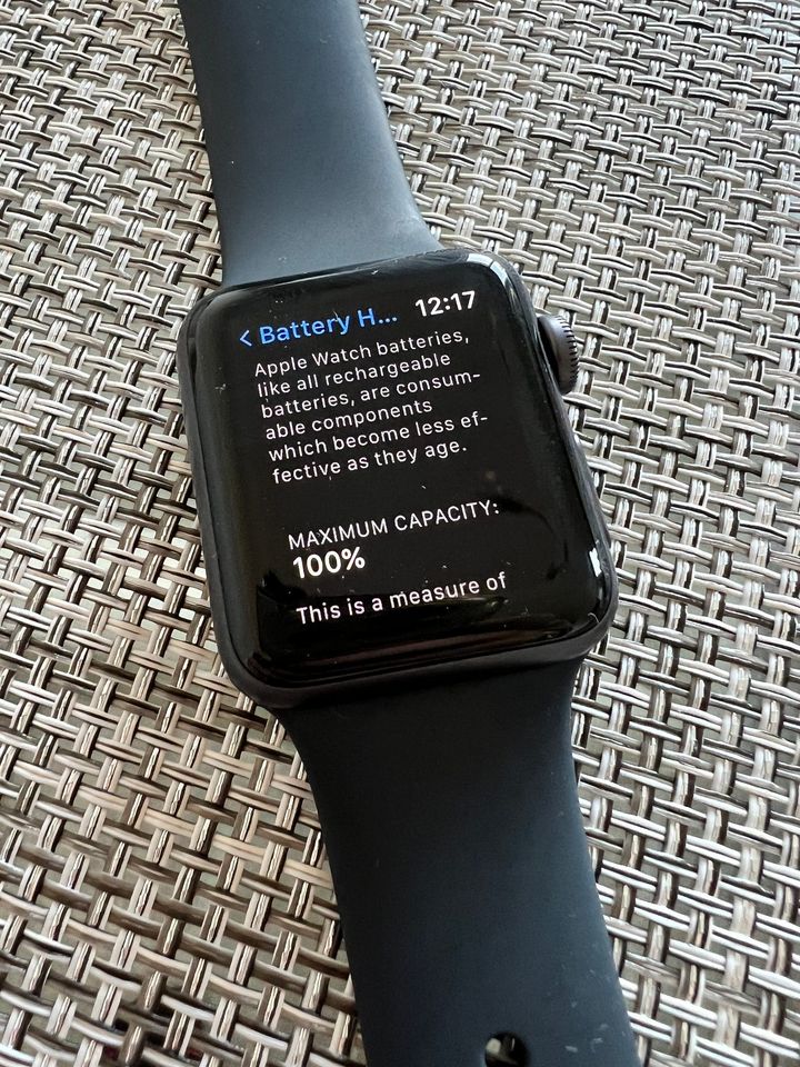 Apple Watch Series 3 (GPS) 3rd Gen - 38mm Space Grey Aluminum Case + WARRANTY - thelaptopshop.ca