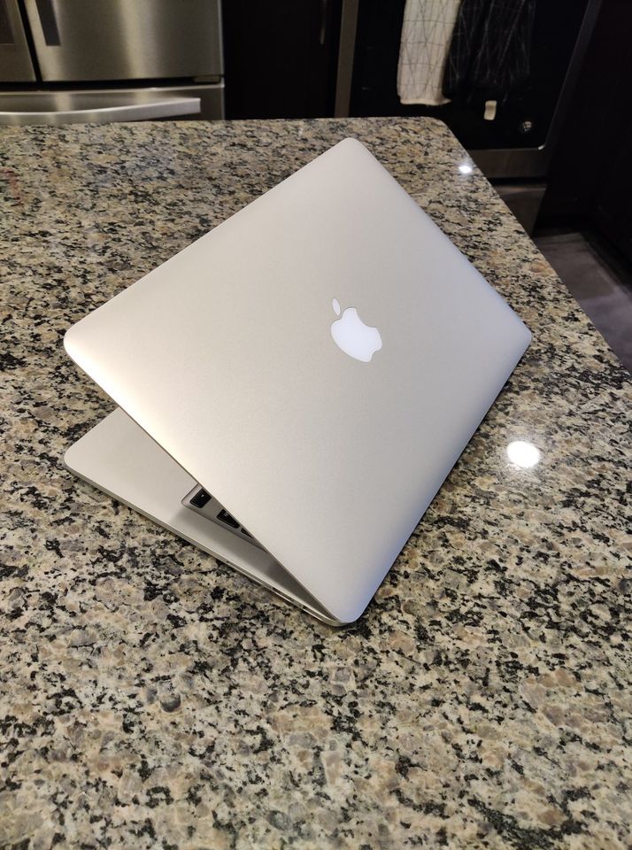 Apple Macbook Pro 13" Retina 2015 - Intel Core i5 2.7 Ghz- 8GB Ram- SSD - thelaptopshop.ca