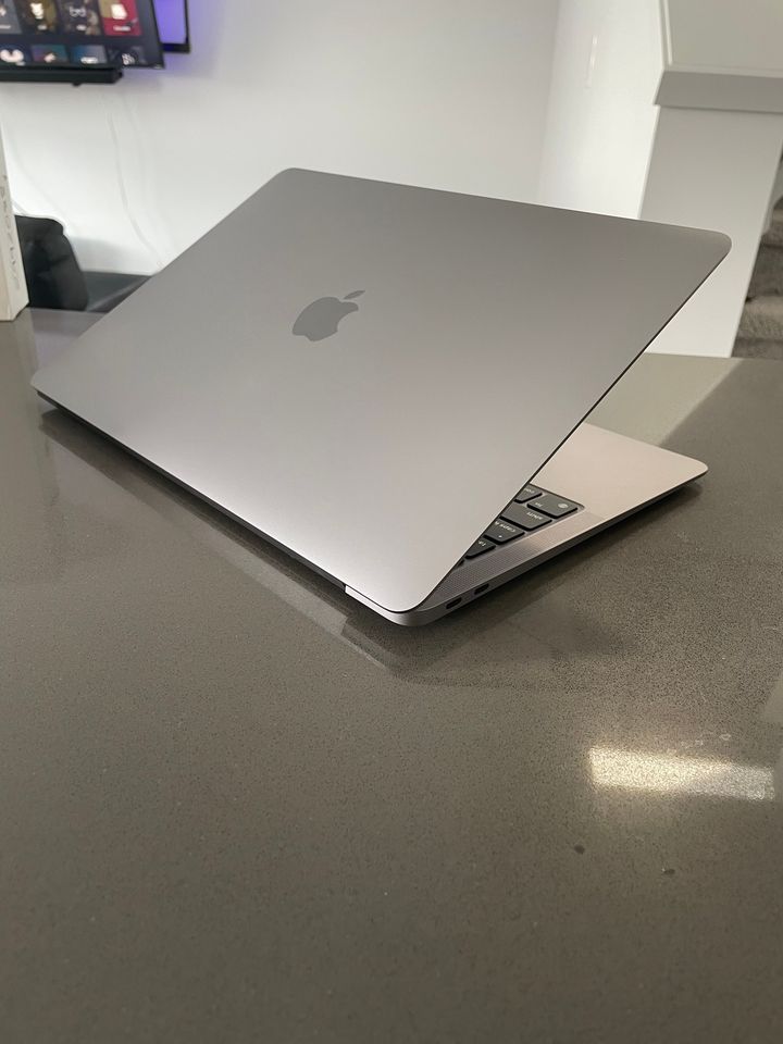 2020 Apple Macbook Air - M1- Box - 12 Cycles!