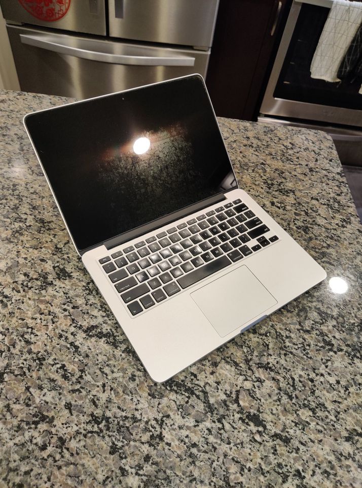 Apple Macbook Pro 13" Retina 2015 - Intel Core i5 2.7 Ghz- 8GB Ram- SSD - thelaptopshop.ca