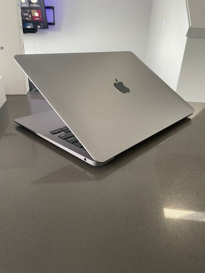 2020 Apple Macbook Air - M1- Box - 12 Cycles! - thelaptopshop.ca